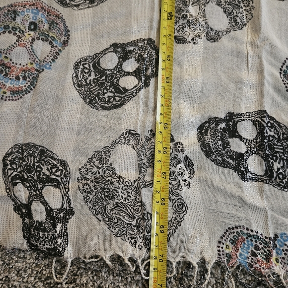 Scarf with Skulls - Picture 12 of 15